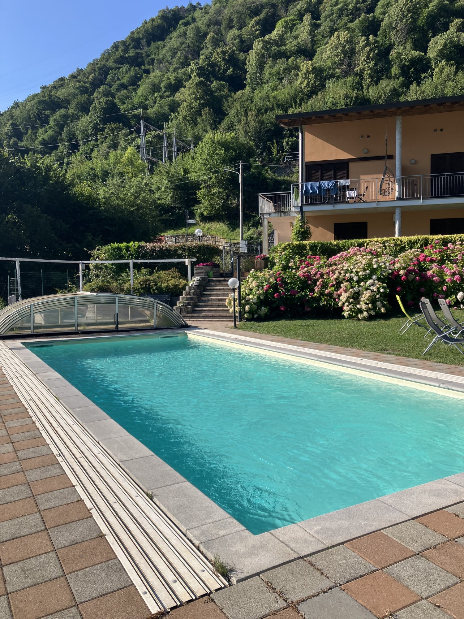Het appartement Borgo Castello in Argegno met uitzicht over het Comomeer vanaf het zwembad