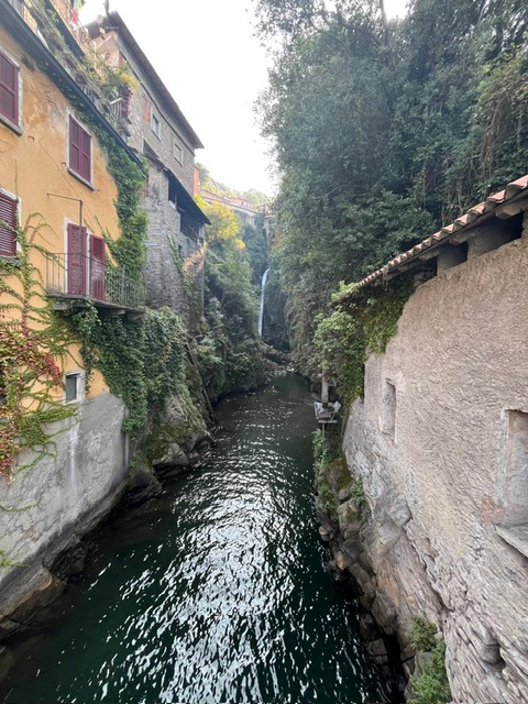 Foto Orrido di Nesso; waterval en dorp aan het comomeer