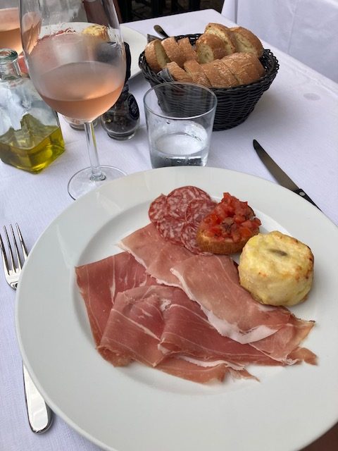 Italiaanse wijnproeverij met lokale specialiteiten aan het Comomeer, Domaso